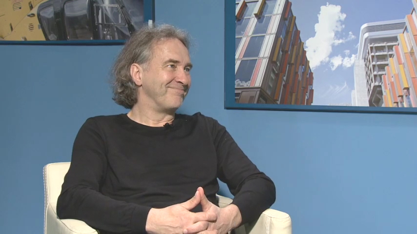 Zwei Männer sitzen sich bei einem Interview gegenüber. Zwei Männer sitzen sich bei einem Interview gegenüber.